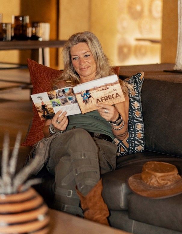 Afrikascout Gründerin Sabine Kastner Afrikascout Gründerin Sabine Kastner blättert in ihrem Buch