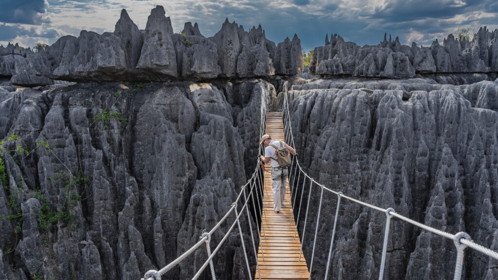 Bekopaka Hängebrücke Madagaskar Männlicher Tourist geht über eine Hängebrücke in Bekopaka