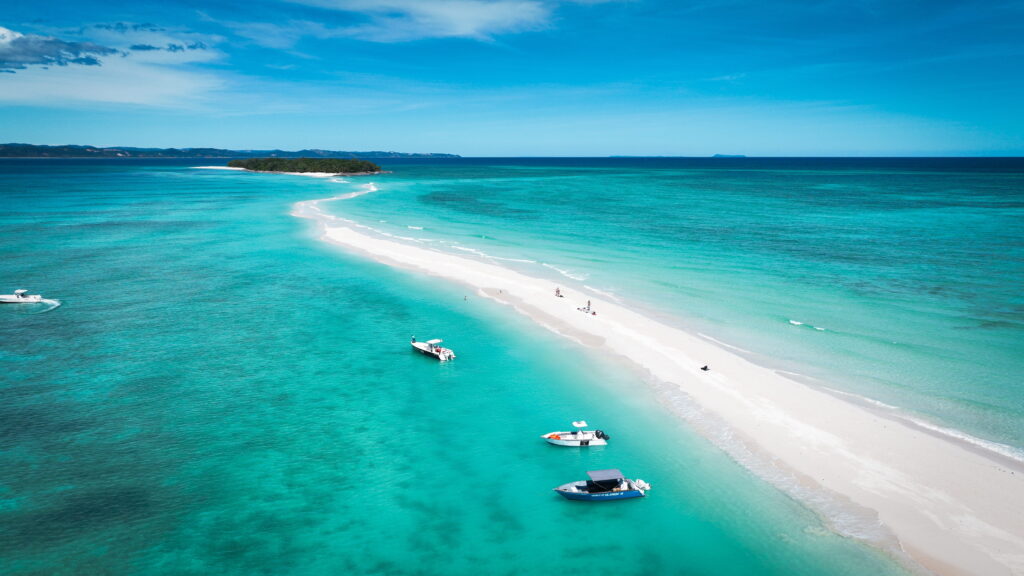 Nosy Iranja Madagaskar Boote ankern an der Insel Nosy Iranja im Indischen Ozean vor Madagaskar