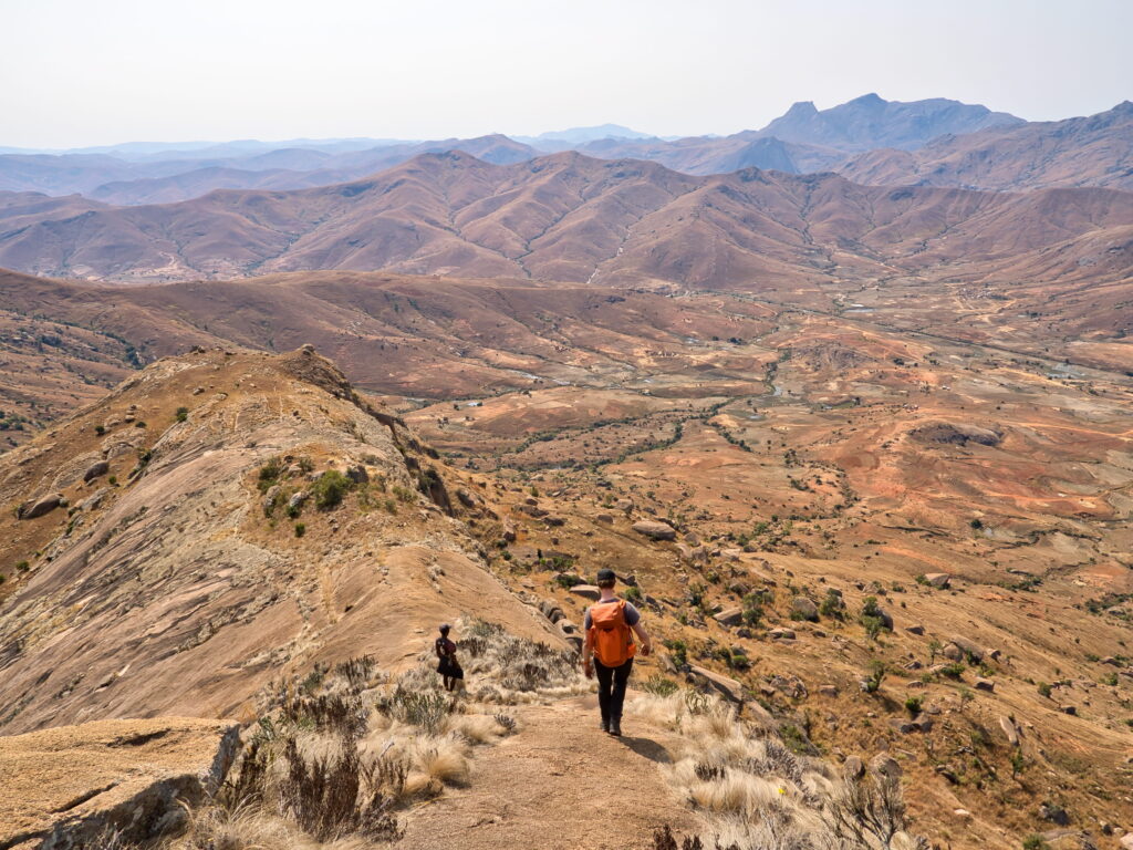Tsaranoro Tal Madagaskar Ein Mann und sein Guide wandern durch das Tsaranoro Tal
